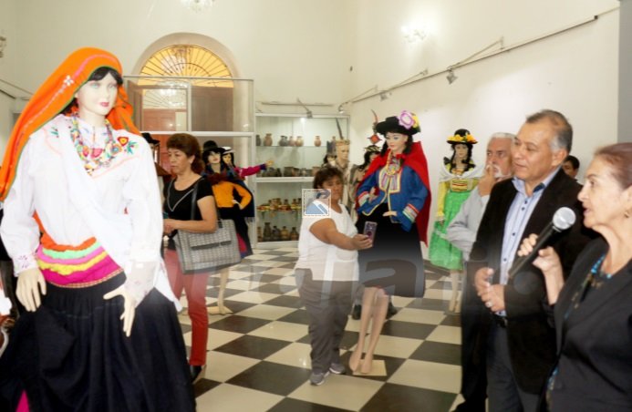 SEMANA SANTA: muestra de trajes típicos y fotografías de iglesias