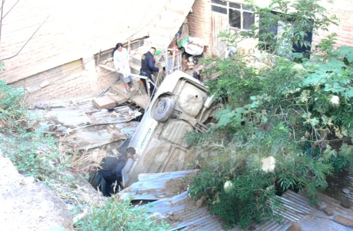 Auto conducido por ebrio cae sobre vivienda y mujer salva de milagro