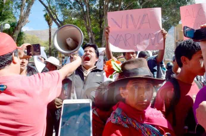 Pobladores de Yarumayo protestan acusando abandono y corrupción de su alcalde