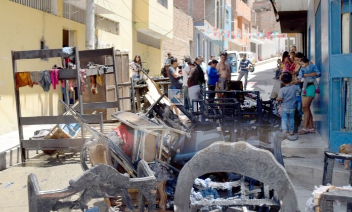 Incendio deja en cenizas casa que funcionaba como taller de tapicería