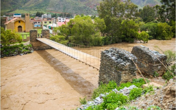 Crecida del río Huallaga daña estructura del puente de Huayopampa