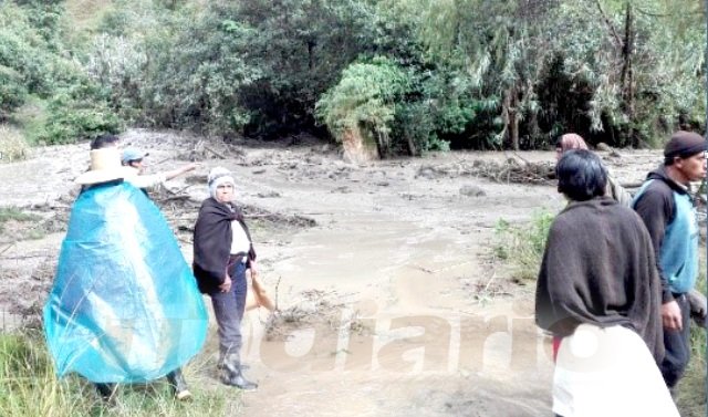 Huaico dañó casas, carretera y sepultó dos carros en Acomayo