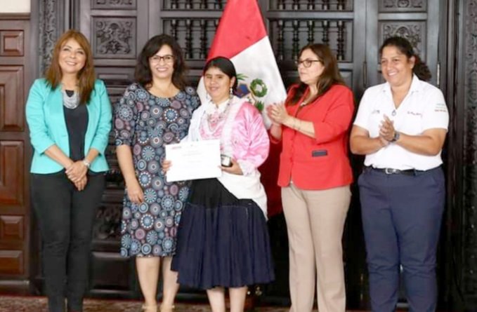 Día de la Mujer: el Midis reconoce a joven que sobresale pese a discapacidad