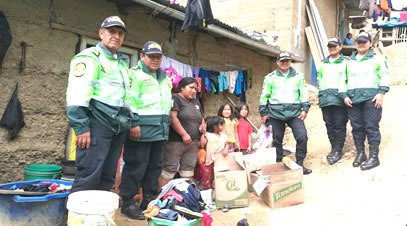 Policías llevan ayuda social a humilde mujer y sus 7 hijos