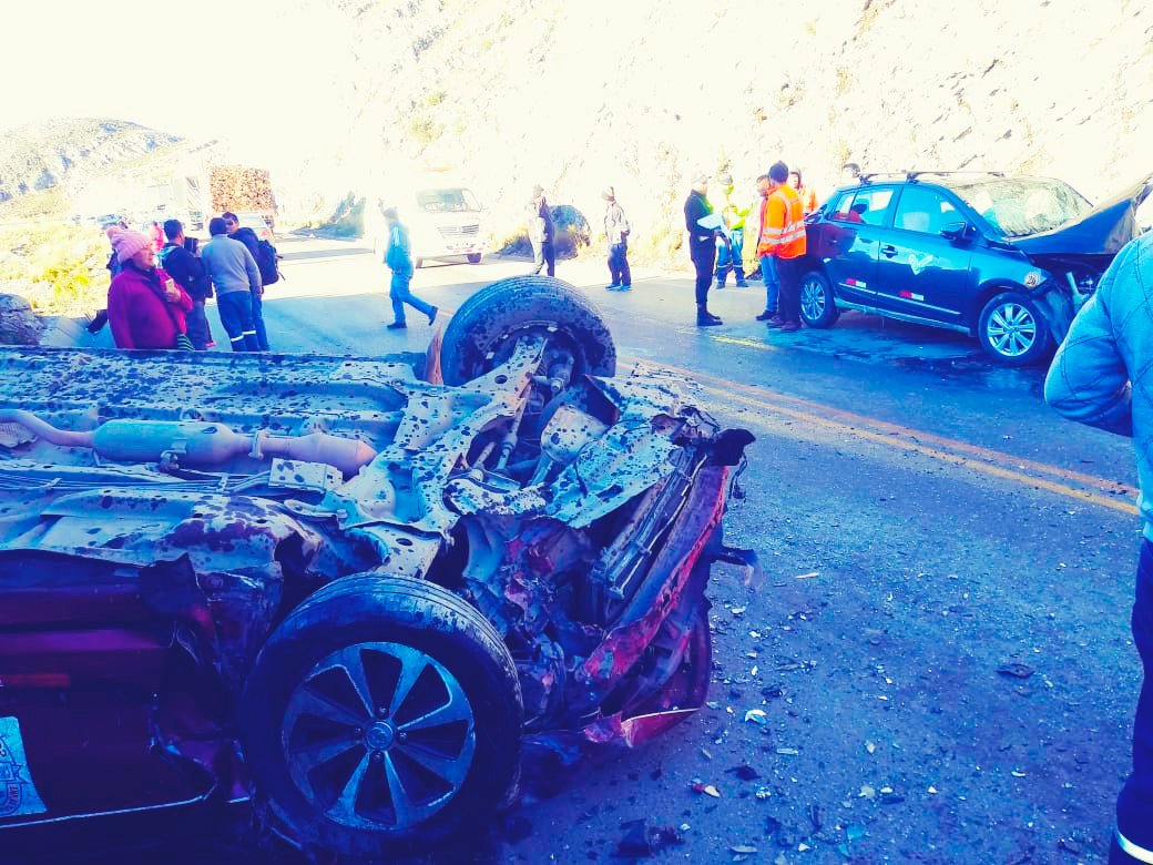 Choque de autos deja un muerto y tres heridos