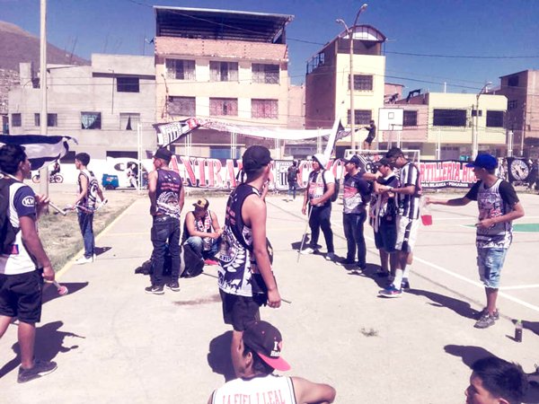 Hinchas blanquiazules causaron desmanes en calles de Huánuco