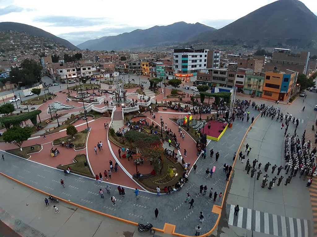 Habilitan renovada plaza de Paucarbamba