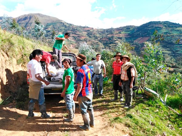 Alcalde de Pachitea lleva apoyo a distintos caseríos