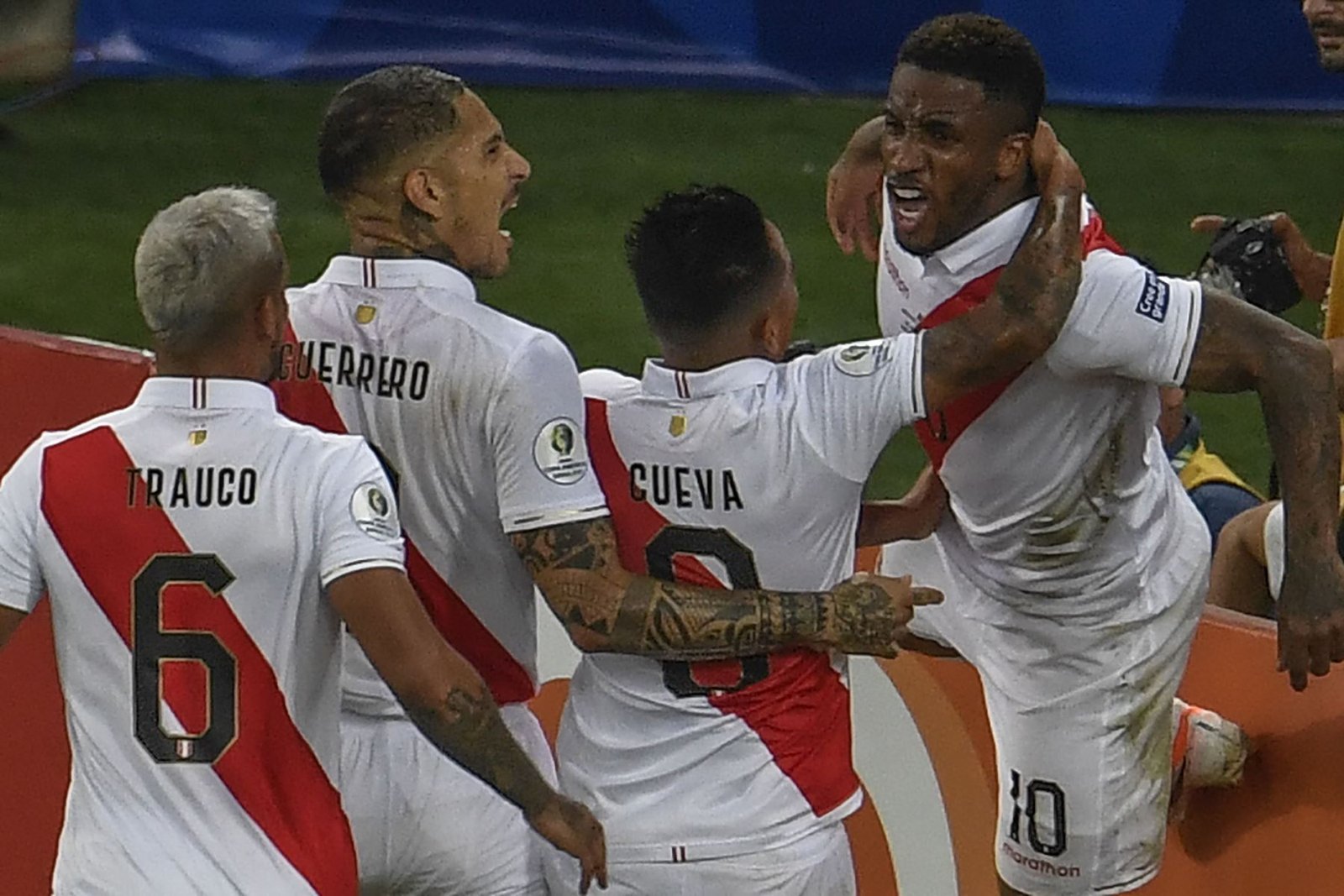 Perú gana 3-1 a Bolivia y se abre camino a la siguiente ronda