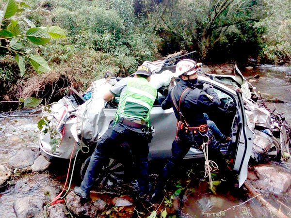 Investigan causas de accidente que dejó 2 muertos y 3 heridos