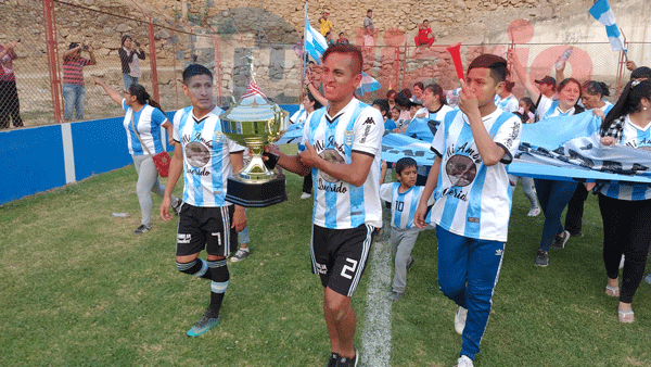 Racing FC hace historia y tiñe de celeste a Ambo