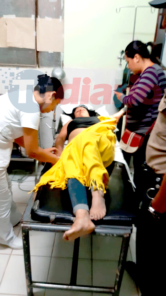 Serenos auxilian a mamá de policía hallada inconsciente