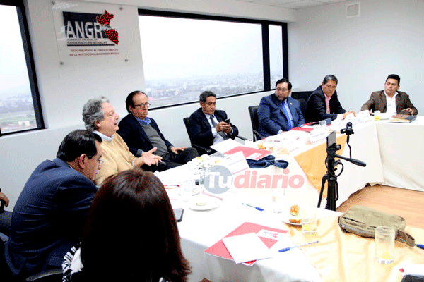 Gobernador regional participa en conversatorio sobre crisis política