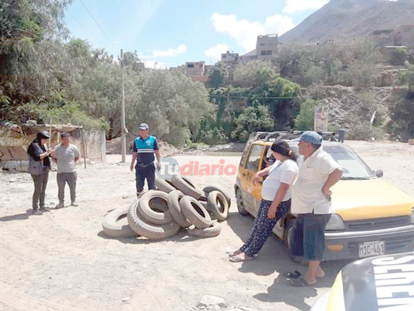 Sorprenden a taxista hurtando llantas