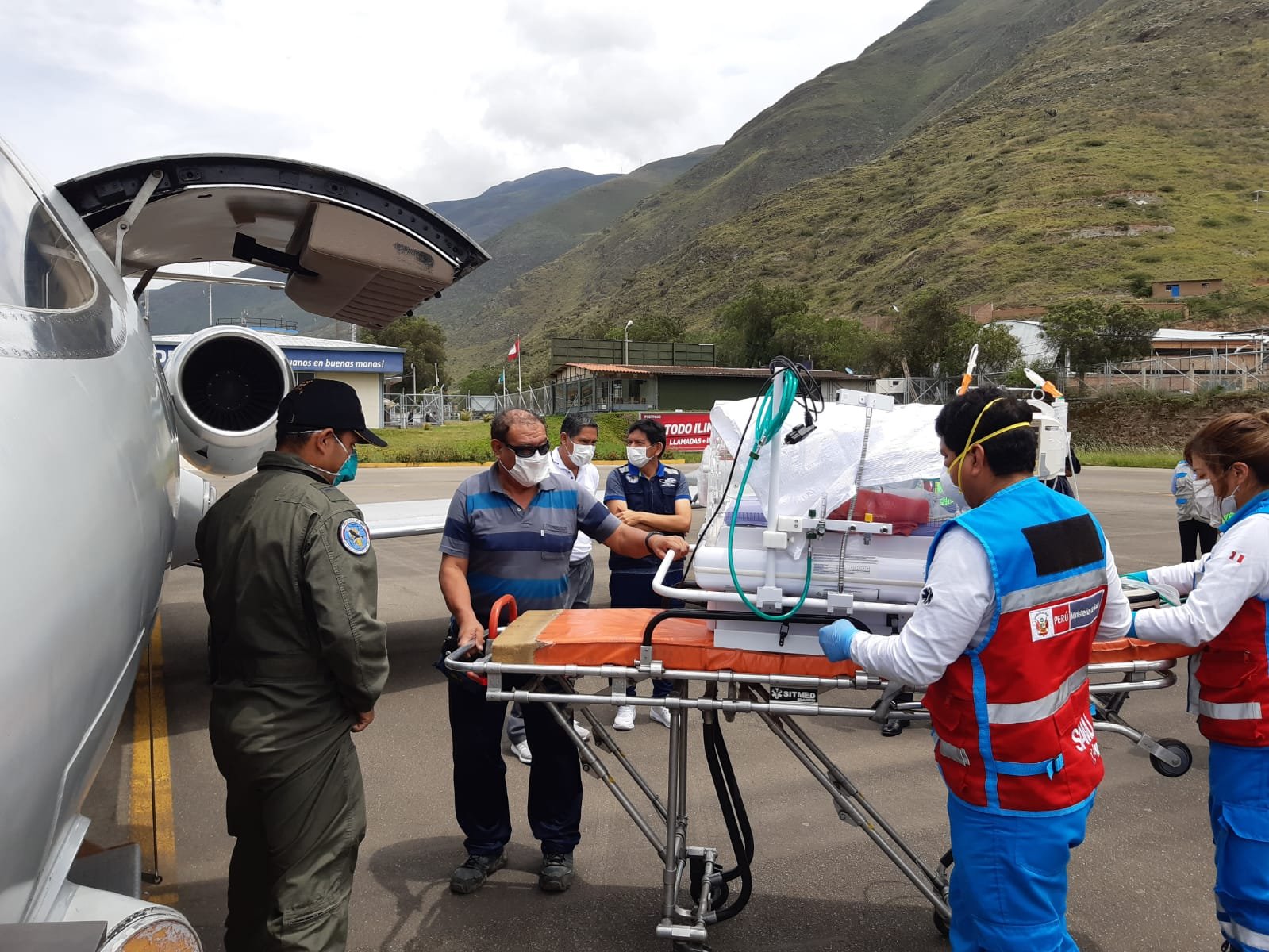 Con vuelo chárter trasladan a Lima a un bebé prematuro extremo