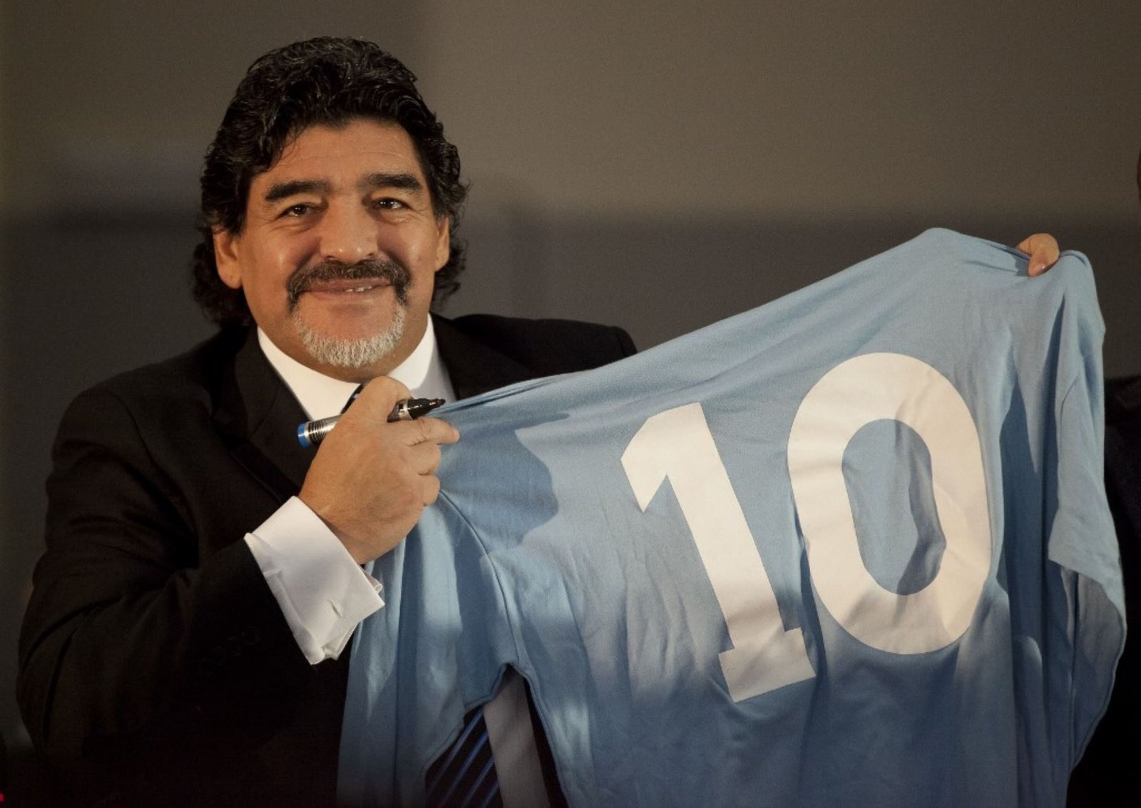 Subastarán camiseta que usó Maradona en el Nápoles para ayudar a italianos