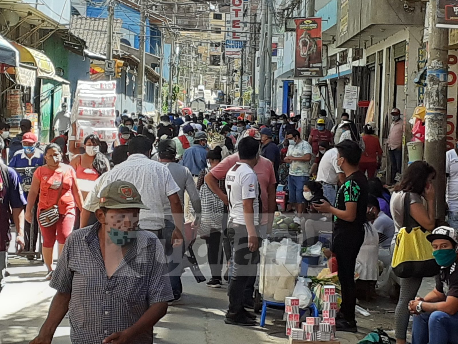 Desorden y aglomeración incontrolable en calles adyacentes al Mercado Modelo de Huánuco