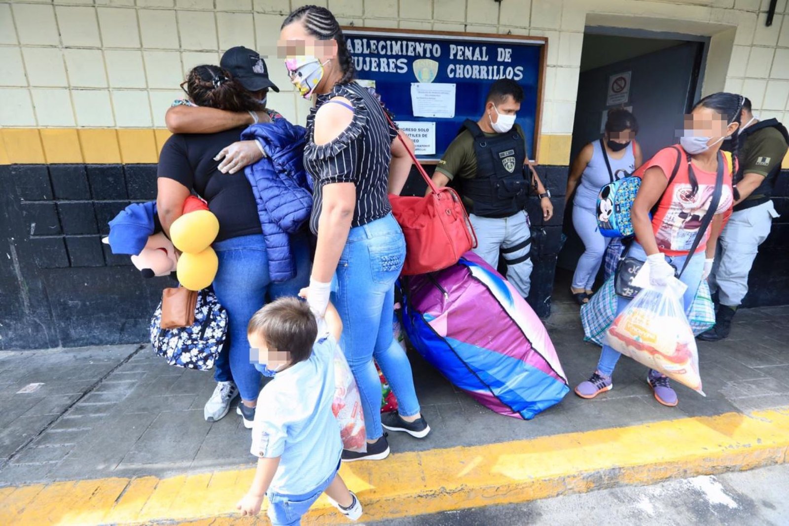 Otro grupo de internas sale en libertad por gracias presidenciales