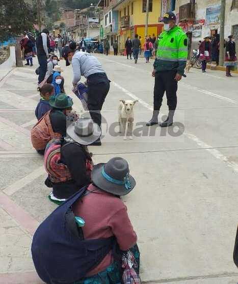 Policía femenina asiste a bebé que lloraba de hambre