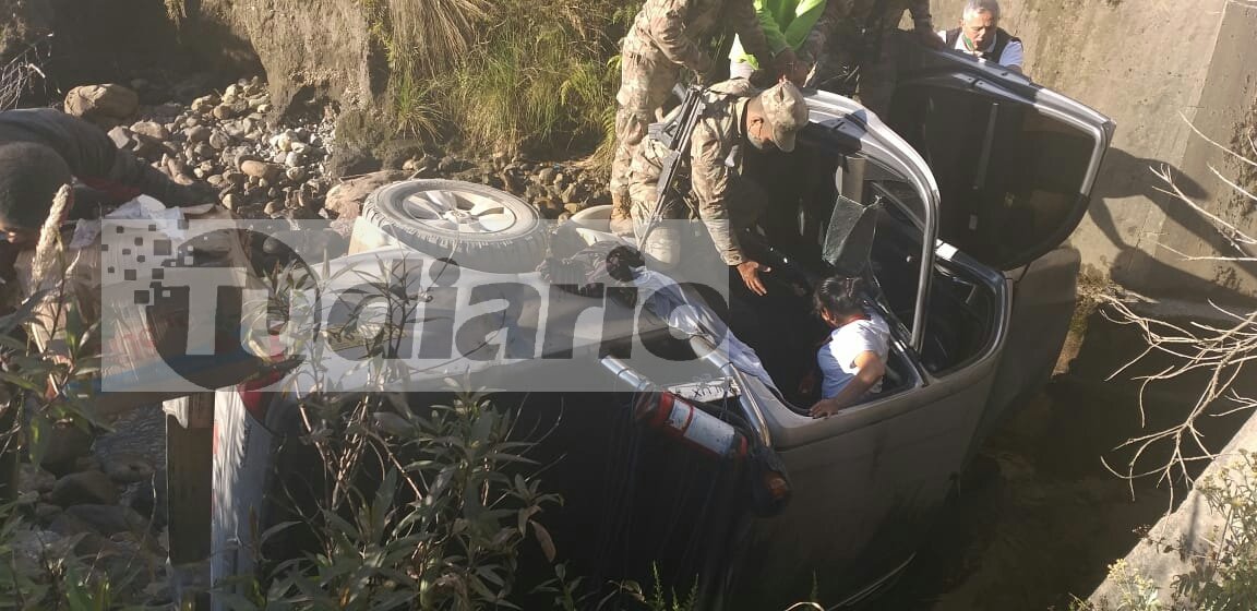 Pachitea: militares rescatan a pasajeros atrapados en camioneta que cayó desde un puente