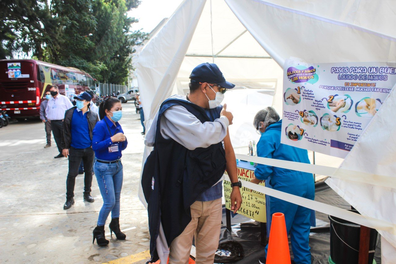 Vacunan contra la influenza y neumococo a trabajadores de la sede central del Gorehco