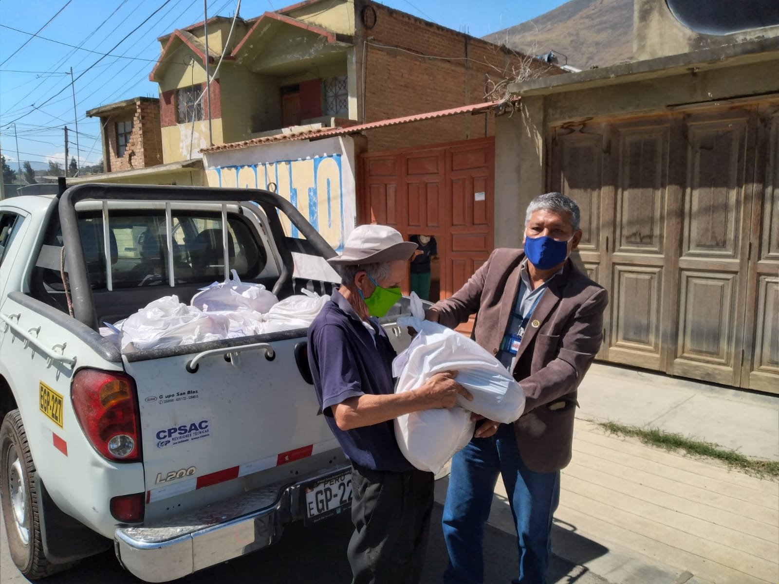 Trabajadores de Electrocentro entregan víveres a 50 familias pobres