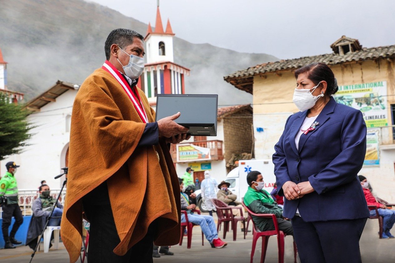 Gobernador regional de Huánuco retornó a sus funciones entregando laptops e implementos de salud en Huacaybamba