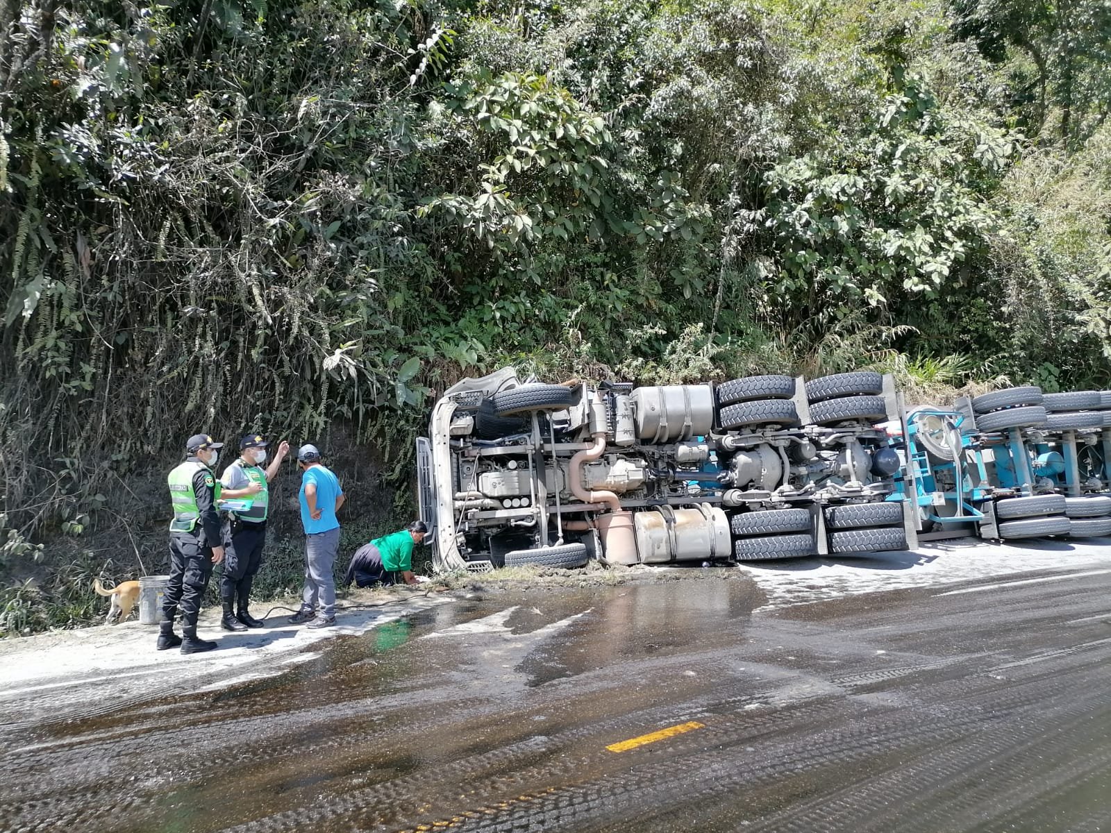 Chofer de cisterna que trasladaba aceite de soya murió en lamentable accidente