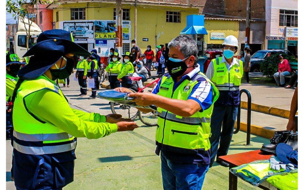 Amarilis: trabajadores de áreas verdes reciben nuevas indumentarias