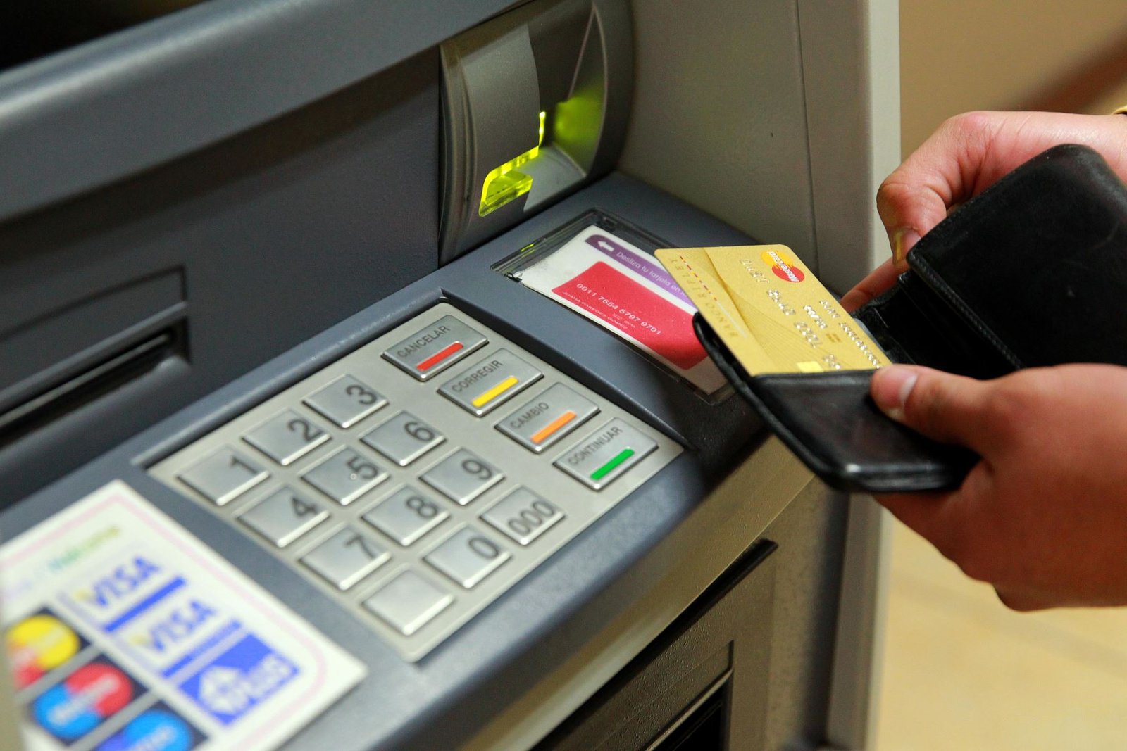 Peruanos podrán abrir cuentas bancarias con solo sus DNI desde fines de noviembre