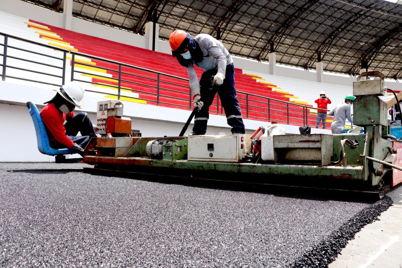 Inician instalación de pista atlética de ocho carriles en el complejo deportivo de Paucarbamba
