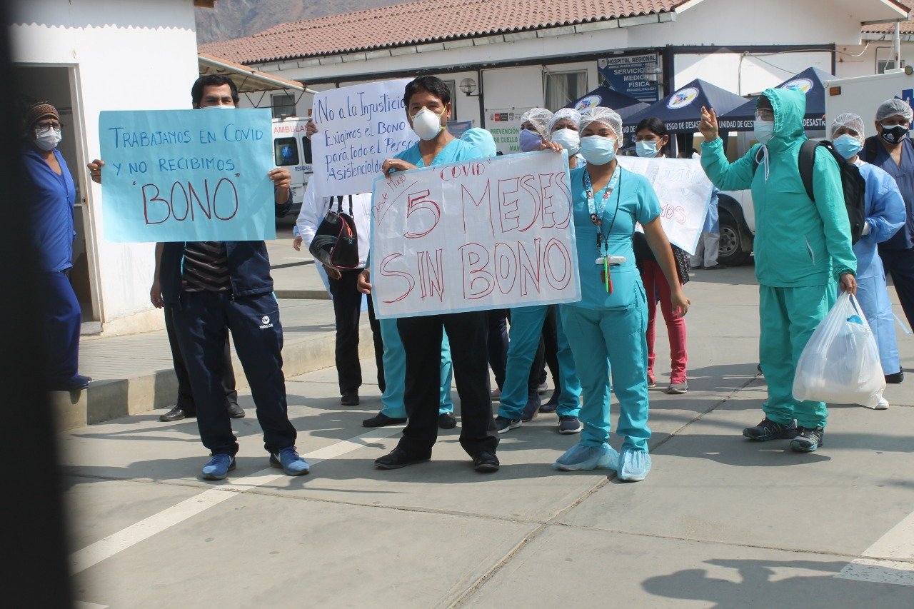 Trabajadores asistenciales del hospital regional reclaman bono covid