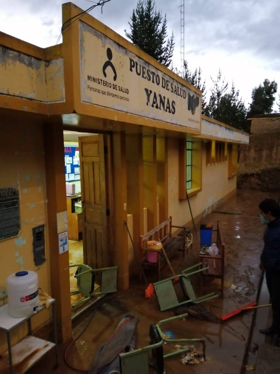 Torrencial lluvia en el distrito de Yanas causó inundación y daño viviendas y posta médica