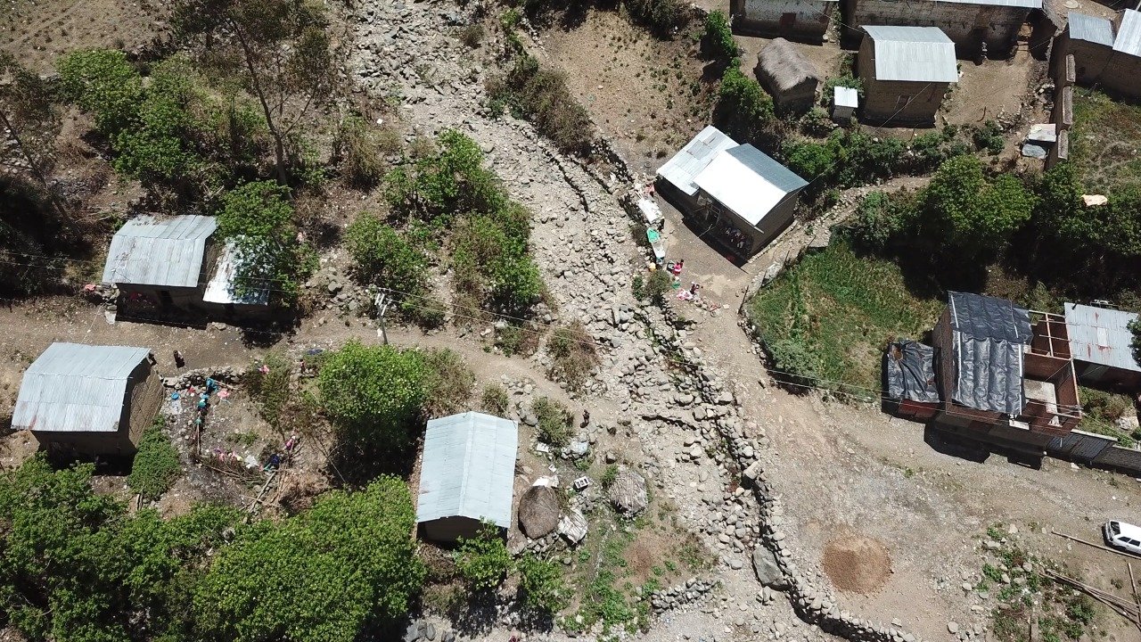 Equipo técnico de defensa civil evalúo riesgo de deslizamiento en Cayna