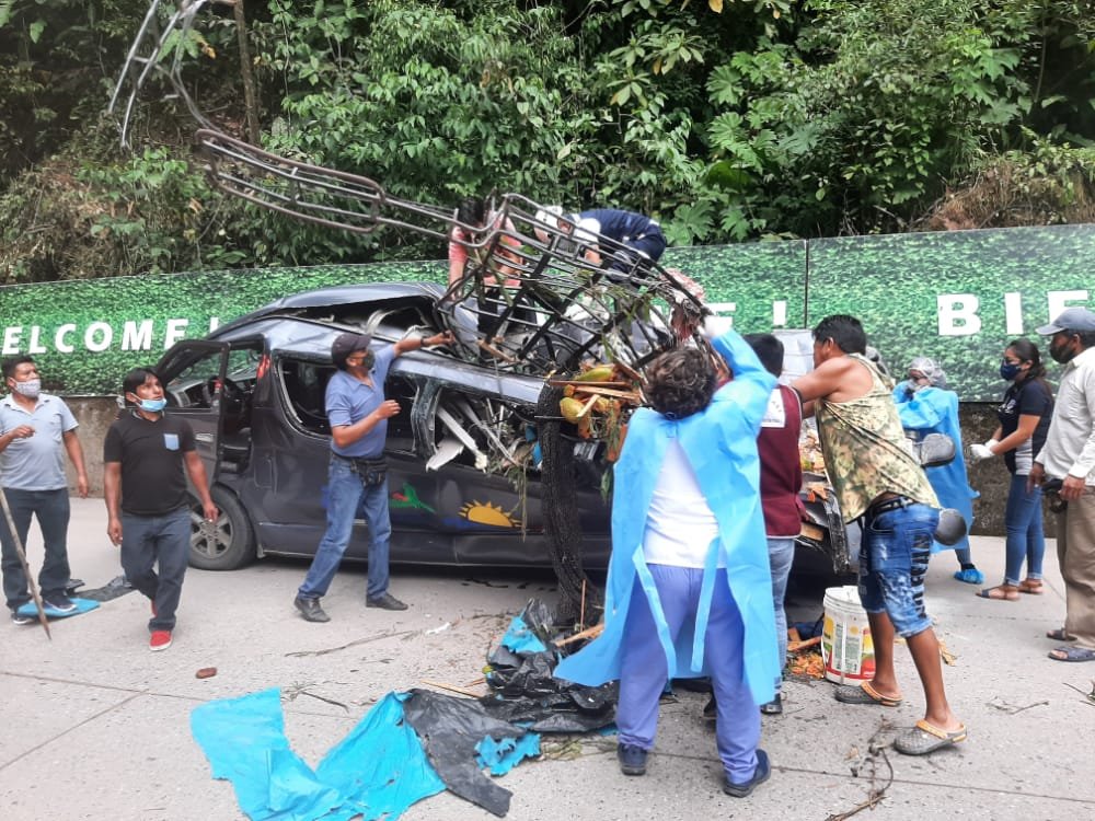 Esposos y su menor hija murieron junto a otras dos personas en minivan aplastado por una roca