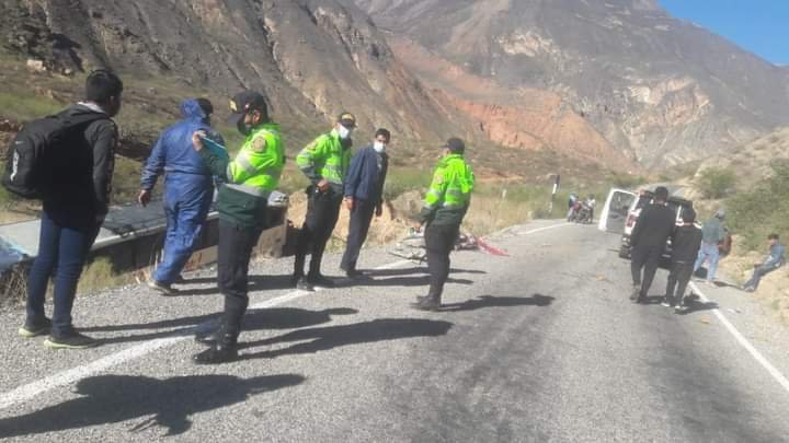 Choferes de bus y motocicleta fallecieron en fatal accidente de tránsito