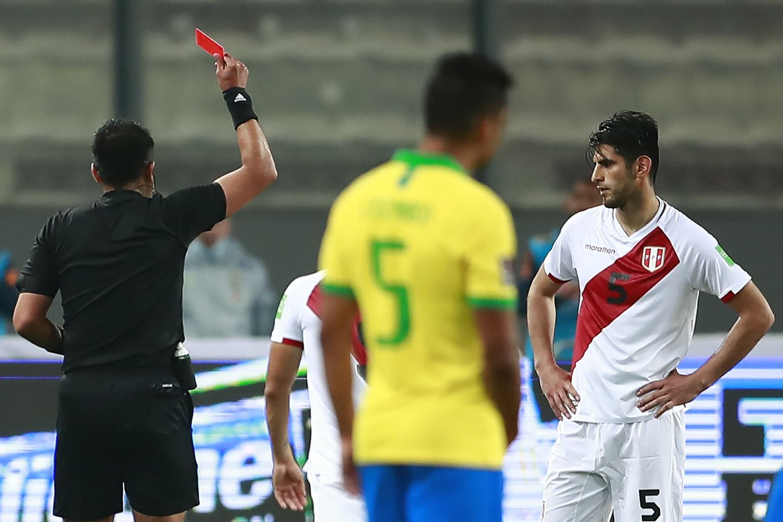 La FIFA suspende tres fechas a Carlos Zambran por expulsión ante Brasil