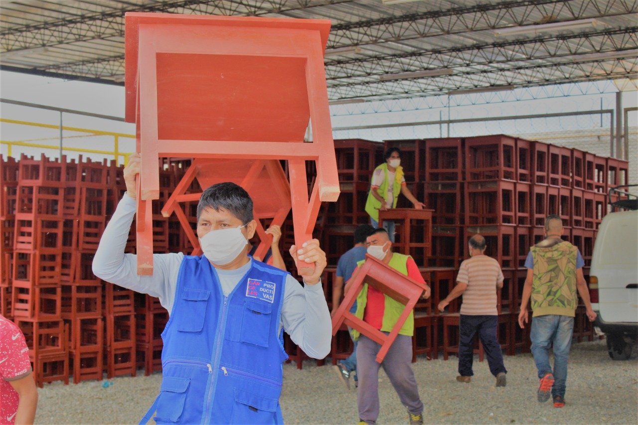 Entregan 600 mobiliarios escolares fabricados por internos del penal