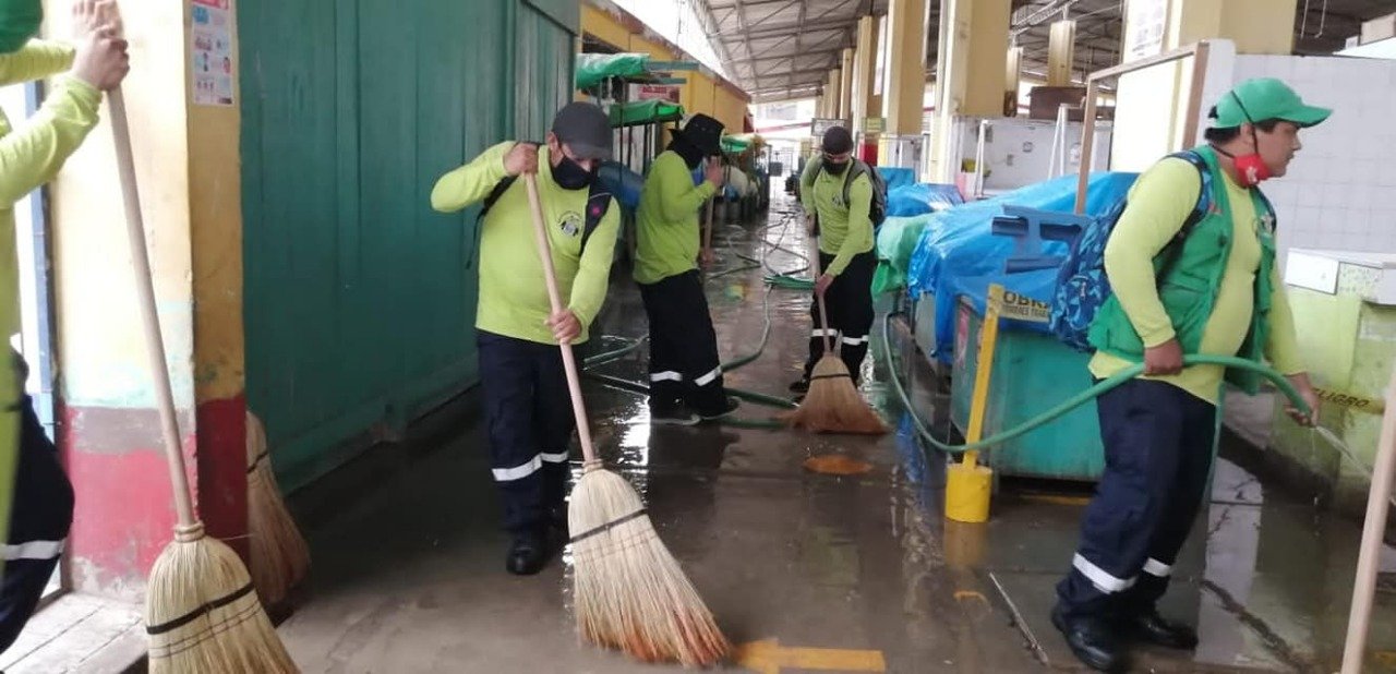 Continúan con limpieza y desinfección de mercado de Paucarbamba