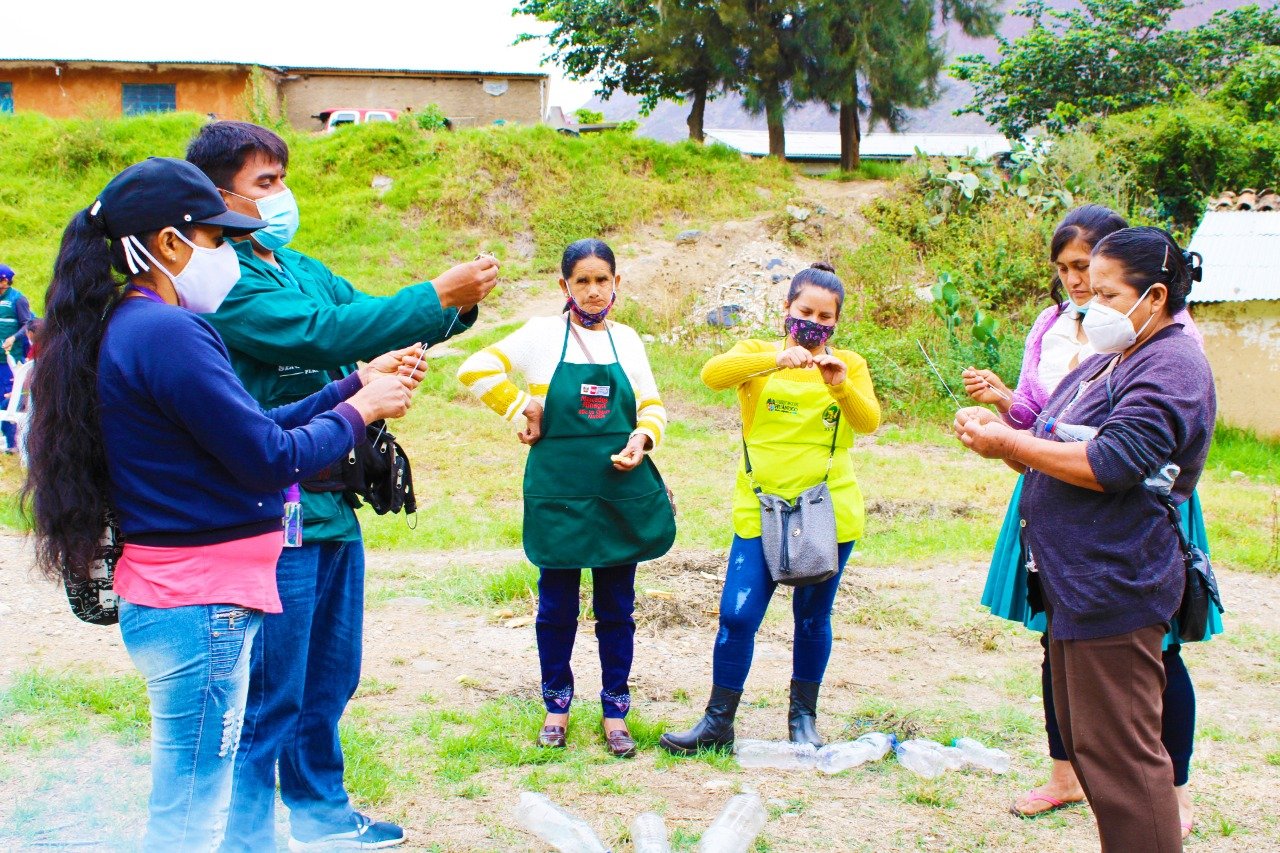 Dan inicio a campaña fitosanitaria contra la mosca de la fruta en Tomayquichua
