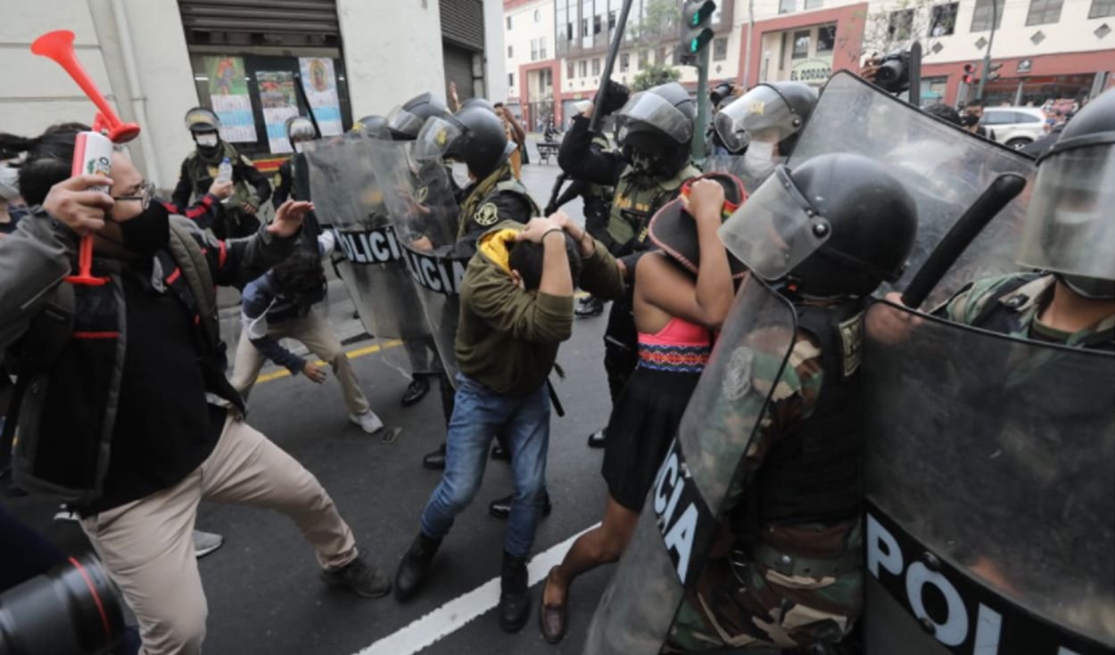 Violenta represión policial en protesta contra gobierno de Merino deja dos jóvenes muertos y varios heridos en Lima