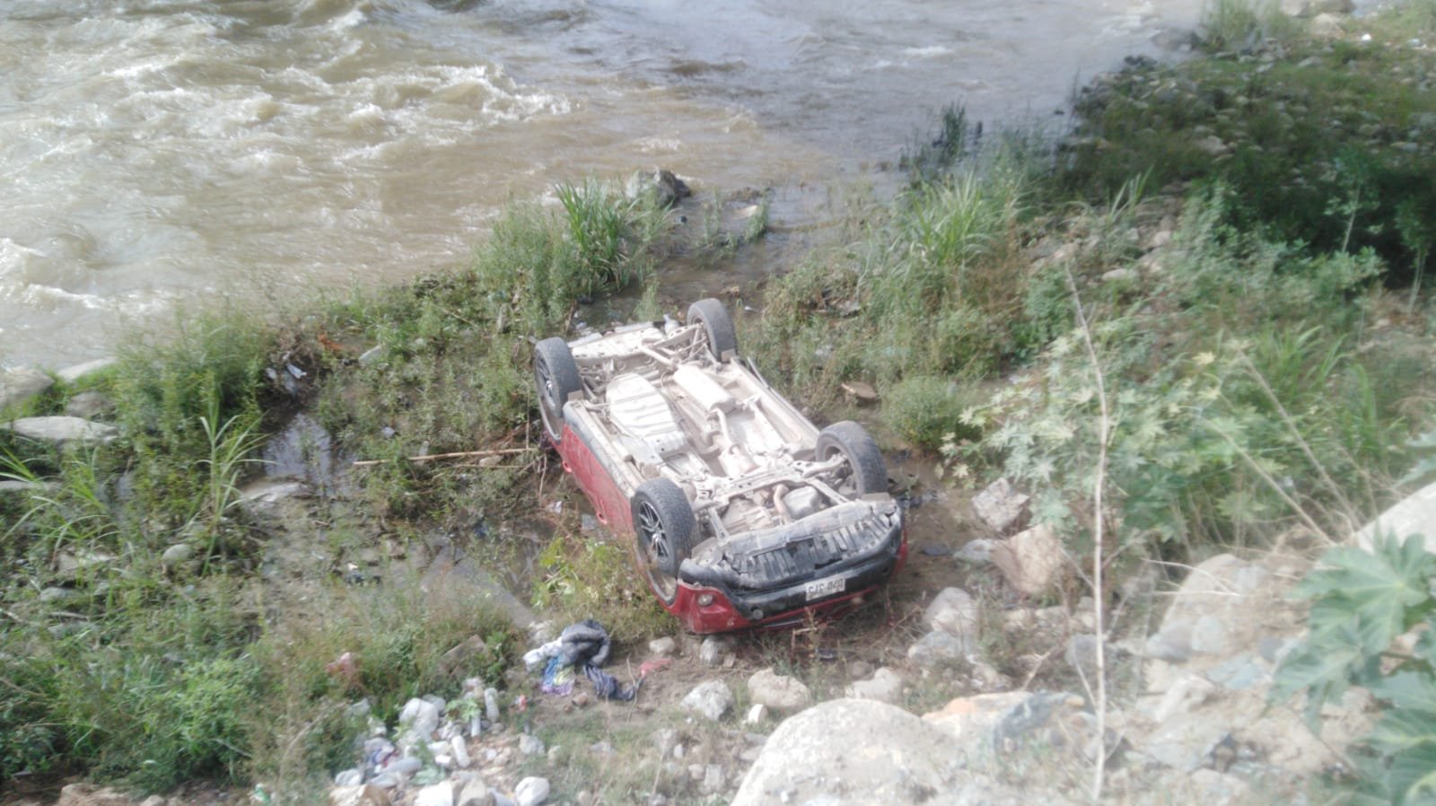 Jóvenes en aparente estado de ebriedad caen con su auto a orillas del río Huallaga