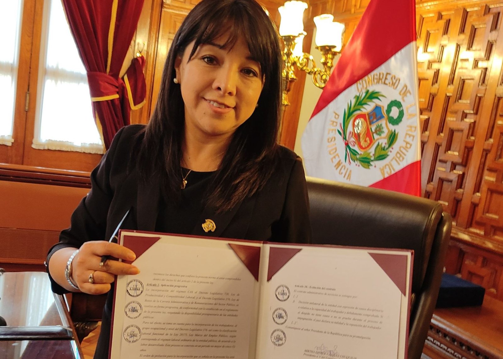 Presidenta del Congreso firmó autógrafa de ley que elimina progresivamente el régimen CAS