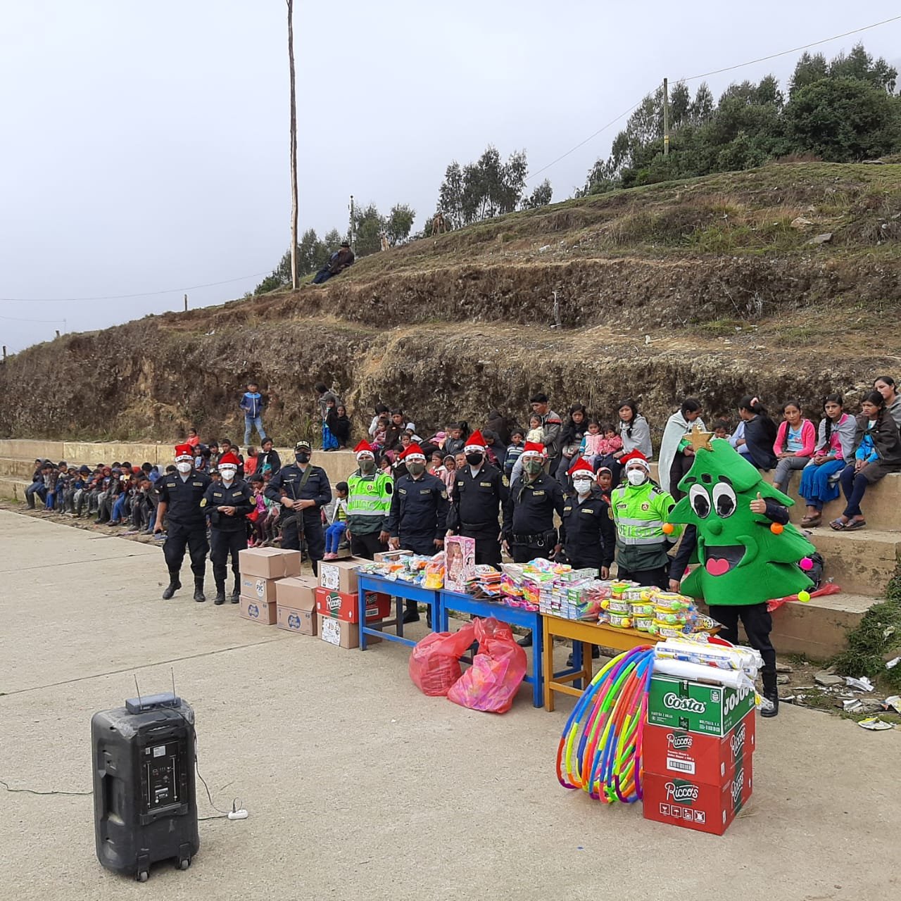 Navidad: policías llevan alegría y regalos a niños pobres