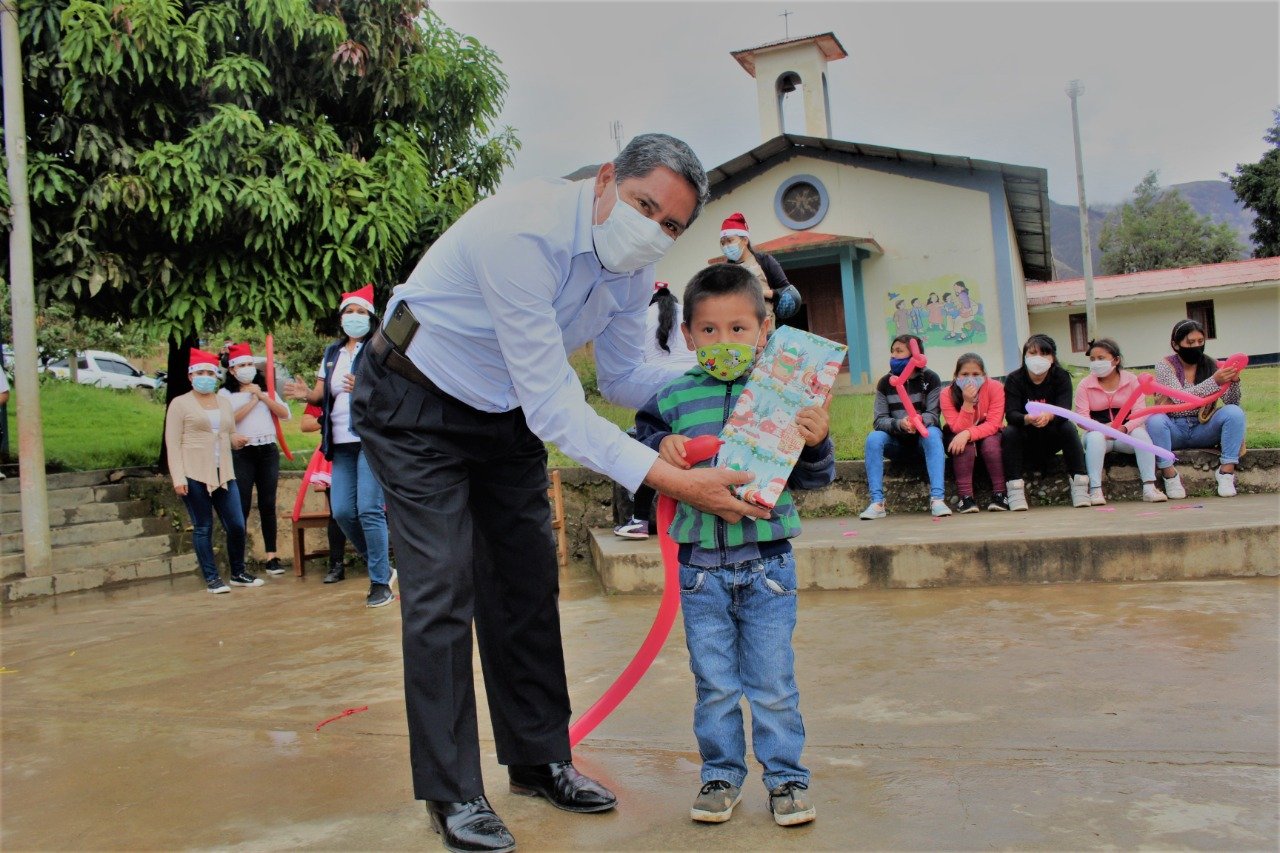 Gobernador regional comparte Navidad con niños de la aldea San Juan Bosco