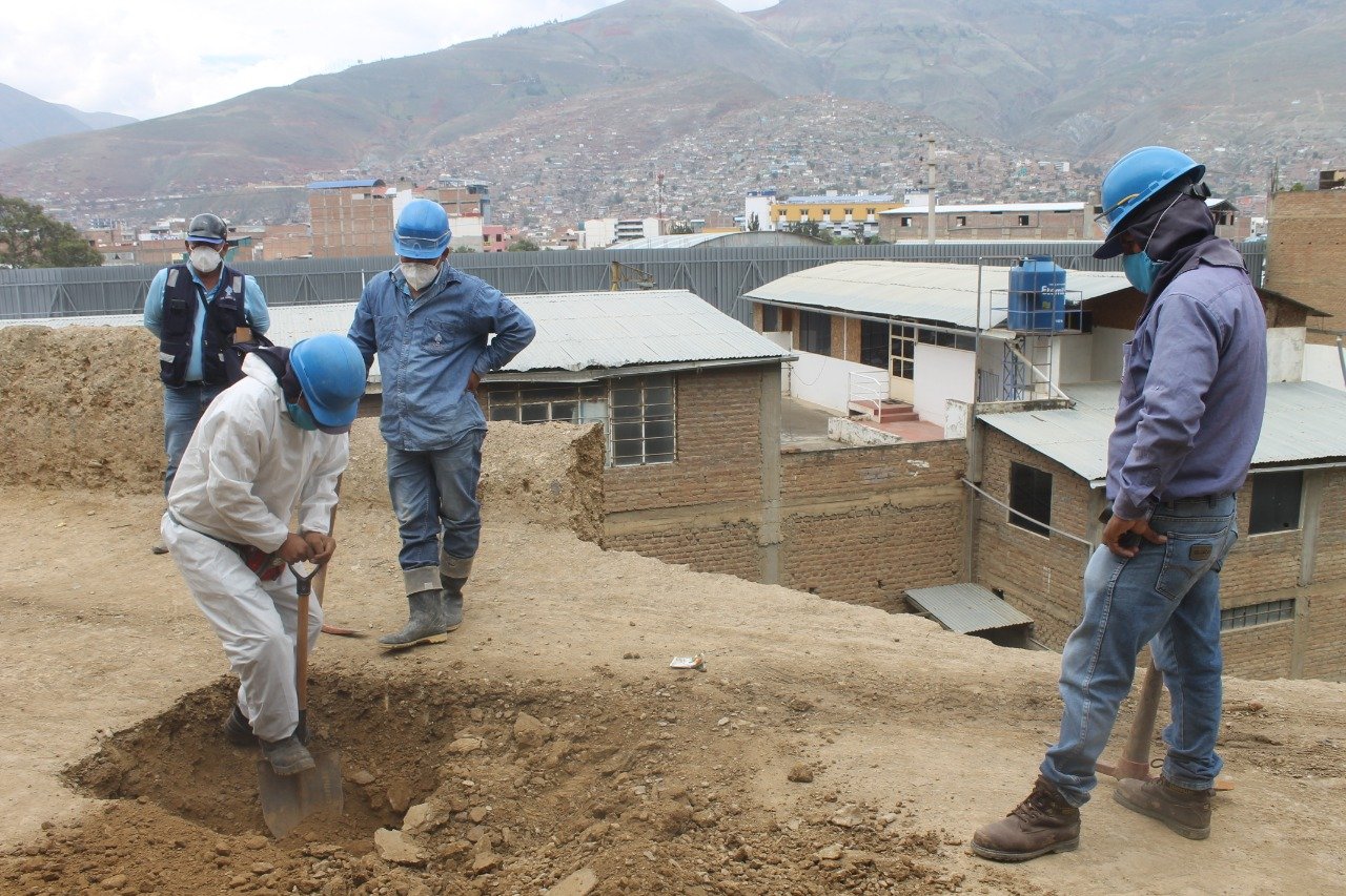 Vecinos exigen cambio de tuberías de agua potable y construcción de muro en Llicua