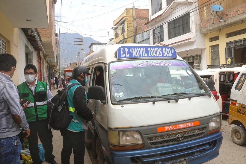 90 % de transportistas que brindan servicios en combis, colectivos y taxis incumplen medidas sanitarias