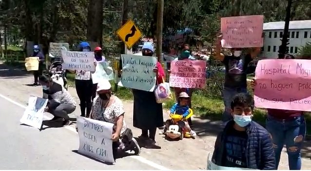 Pobladores de Huariaca protestan en la carretera Central pidiendo ayuda para paciente en Lima