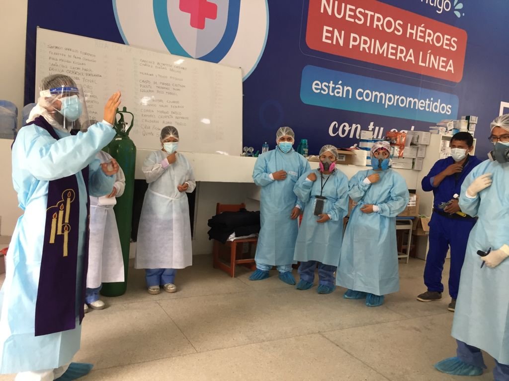 Párroco de Tomayquichua brinda soporte espiritual a pacientes de Villa EsSalud Huánuco