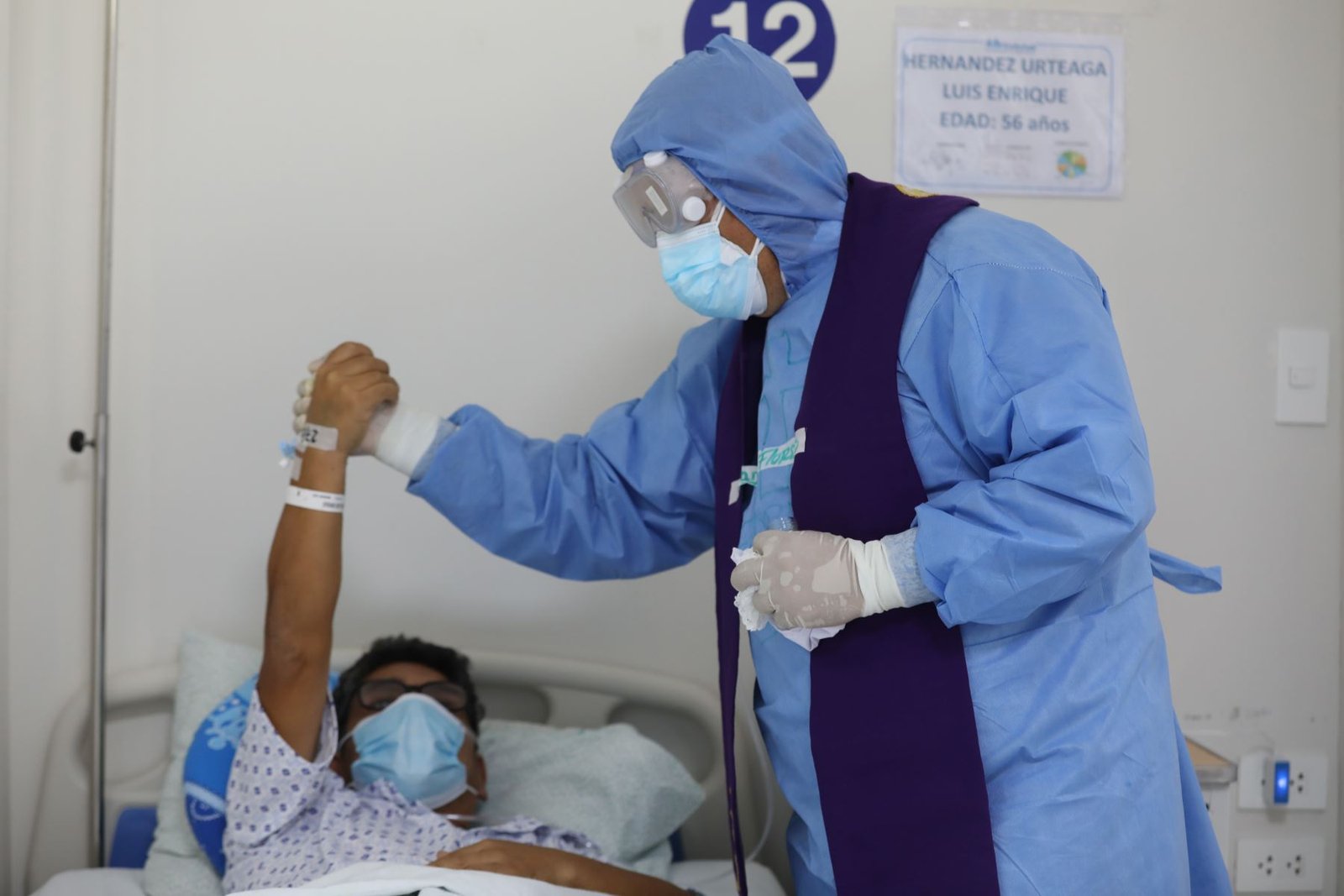 Sacerdote huanuqueño lleva mensaje de esperanza a pacientes covid-19 del hospital Almenara